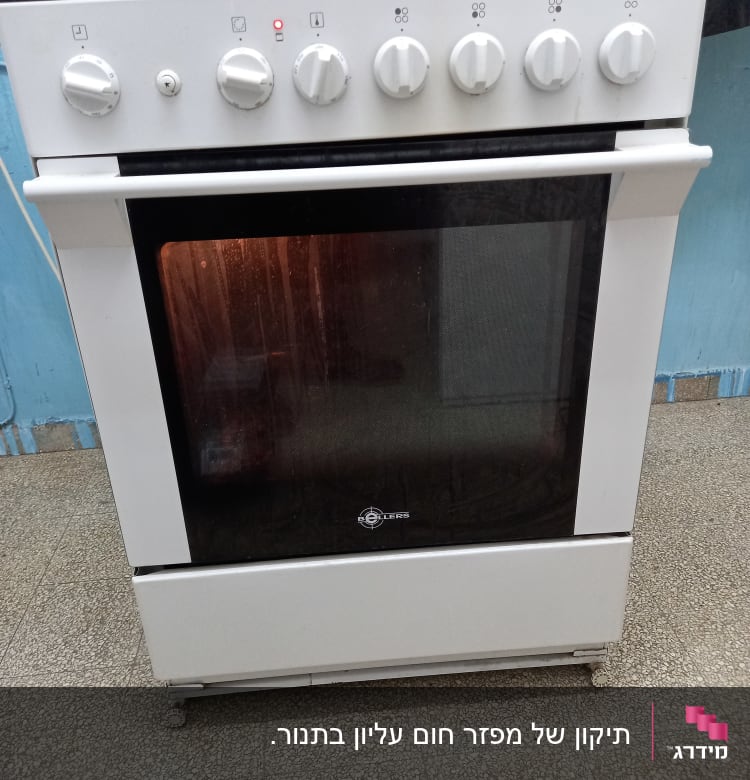 תנור אפייה לבן עם כפתורי שליטה